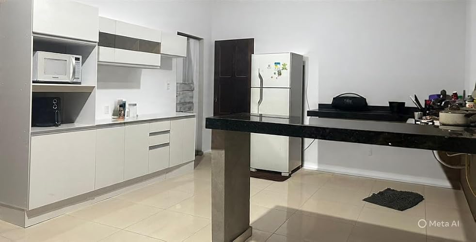 Tem a opção de pés é ótimo pra quem gosta de lavar muito o piso sem danificar o produto